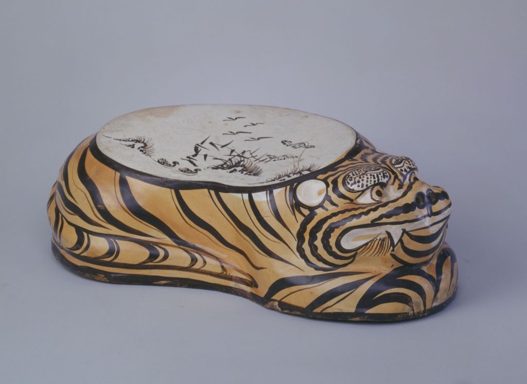 图片[1]-Brown glaze painted tiger pillow-China Archive